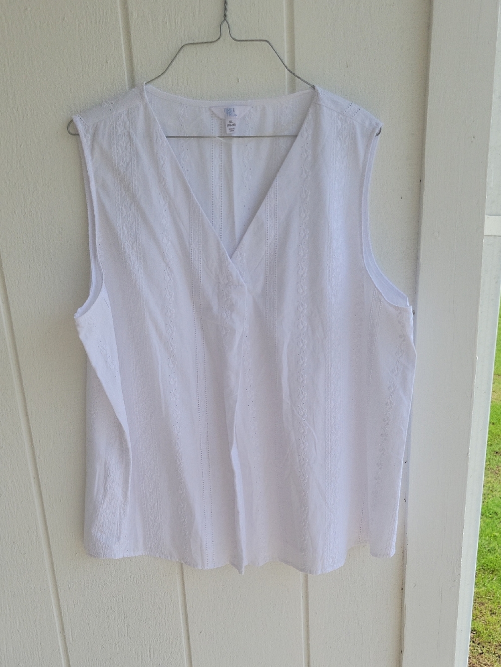 Time and Tru White Sleeveless V-Neck Eyelet Lace Camisole
